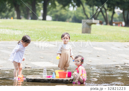 水遊びをする子供 水遊びをする子供 32821223