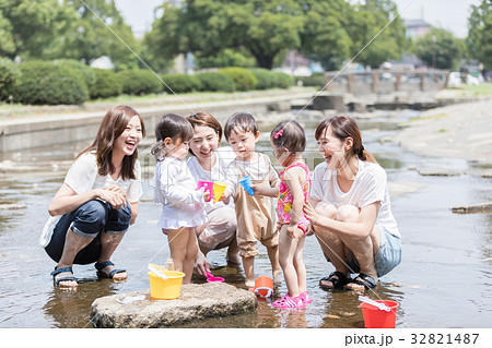 ママ友 母親 育児 水遊びの写真素材