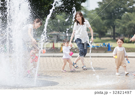 ママ友 母親 育児 水遊びの写真素材