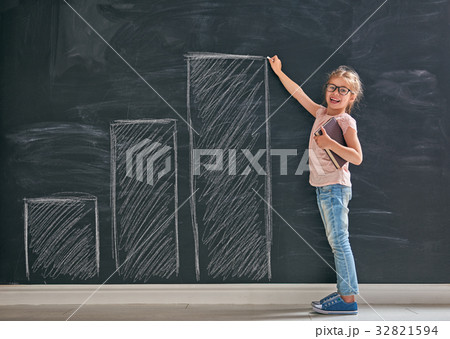 Kid is drawing graphs 32821594