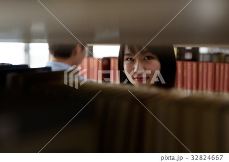 図書館で調べものをする女子大学生　隙間 32824667