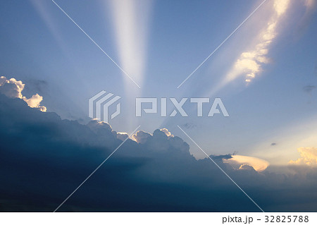 Beautiful clouds with ray of sunlight breaking  32825788