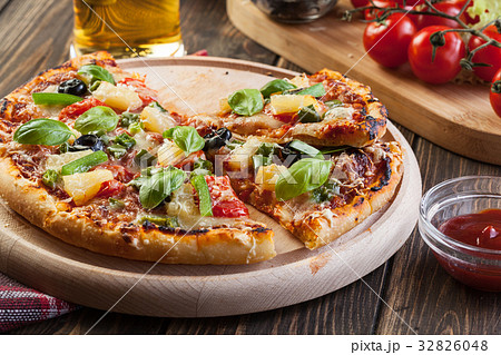 Fresh baked pizza hawaii Fresh baked pizza hawaii 32826048