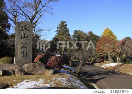 残雪と紅葉の城山公園（栃木・小山氏城跡）にて 32827676