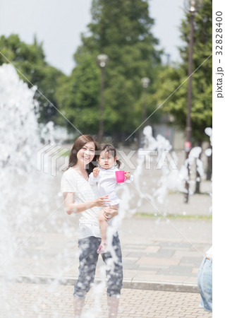 親子 ポートレート 噴水 親子 ポートレート 噴水 32828400