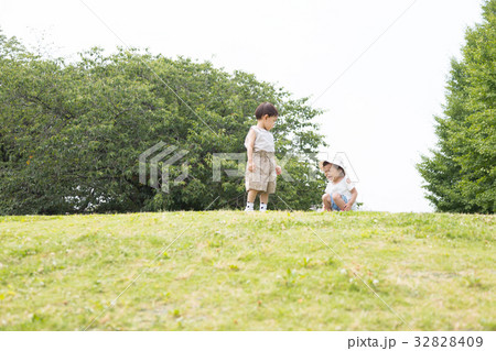 丘の上に立つ子供　 32828409