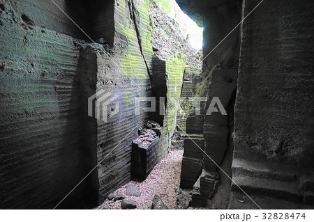 7月　カノー伝説・石切場跡内部12南伊豆 32828474