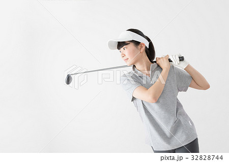 ゴルファー　若い女性 32828744