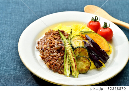 夏野菜カレー キーマカレー サフランライス 焼き野菜 オクラ ズッキーニ 茄子 カボチャ ミニトマトの写真素材 3270