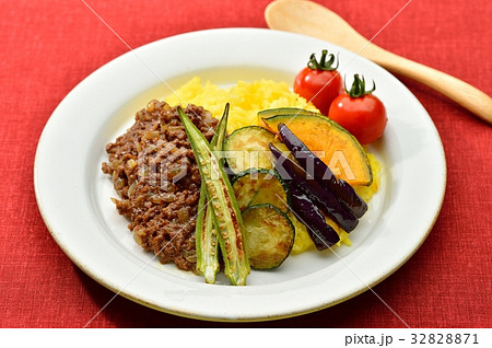 夏野菜カレー キーマカレー サフランライス 焼き野菜 オクラ ズッキーニ 茄子 カボチャ ミニトマトの写真素材 3271