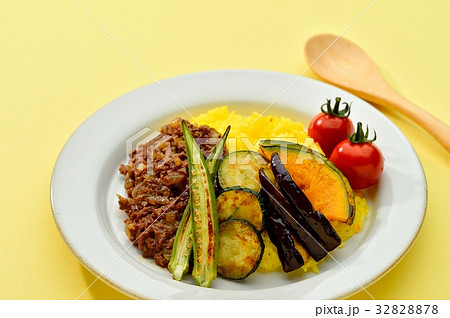 夏野菜カレー キーマカレー サフランライス 焼き野菜 オクラ ズッキーニ 茄子 カボチャ ミニトマトの写真素材 3278