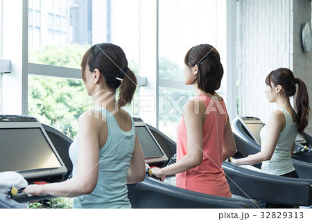 フィットネスジム　イメージ　 32829313