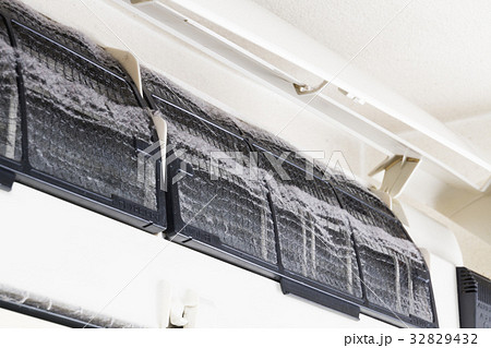 ほこりがたまったエアコンのフィルター 32829432