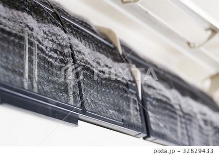 ほこりがたまったエアコンのフィルター 32829433