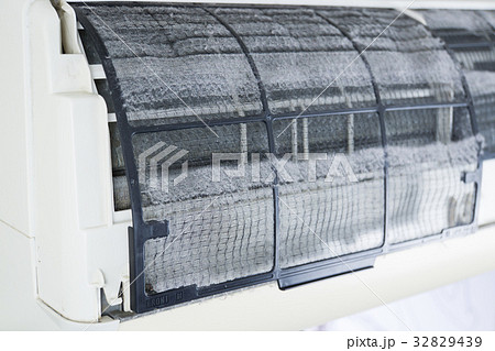 ほこりがたまったエアコンのフィルター 32829439