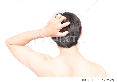 Closeup man hand itchy scalp, Hair care concept 32829579