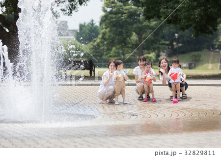 ママ友 母親 育児 水遊びの写真素材