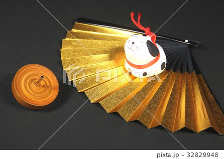 独楽と戌の置物と金扇 32829948