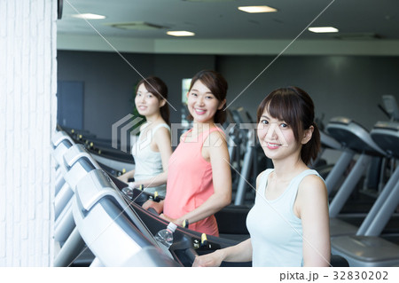 フィットネスジム　イメージ　 32830202