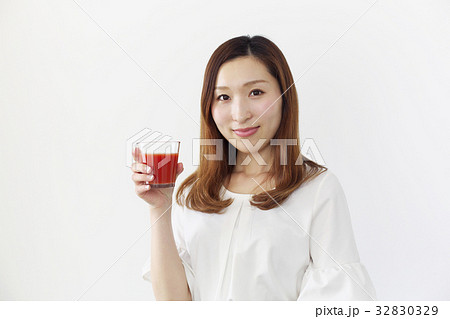 野菜ジュース トマトジュース 女性 ビューティイメージ 野菜ジュース トマトジュース 女性 ビューティイメージ 32830329
