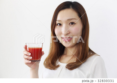 野菜ジュース トマトジュース 女性 ビューティイメージ 野菜ジュース トマトジュース 女性 ビューティイメージ 32830331