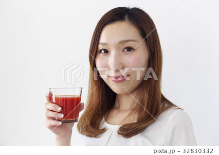 野菜ジュース トマトジュース 女性 ビューティイメージ 野菜ジュース トマトジュース 女性 ビューティイメージ 32830332