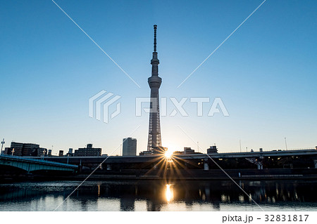 隅田川テラスから望む 東京スカイツリーから上がる朝日の写真素材