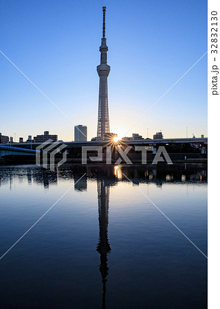 隅田川テラスから望む 東京スカイツリーから上がる朝日の写真素材