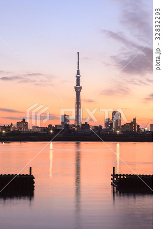 荒川河川敷から臨む夕暮の東京スカイツリー 荒川河川敷から臨む夕暮の東京スカイツリー 32832293