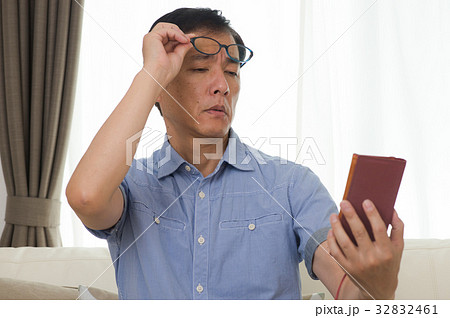 スマホ画面が見づらい男性 32832461