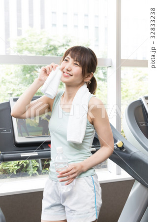 フィットネスジム　イメージ　 32833238