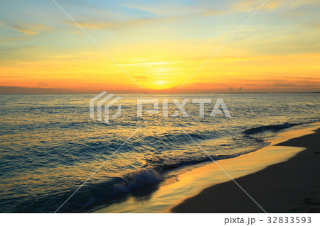 宮古島　与那覇前浜ビーチ　夕景 32833593