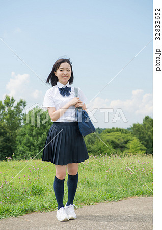 夏服の女子高生 初夏の写真素材