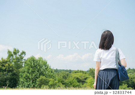 夏服の女子高生 後ろ姿の写真素材