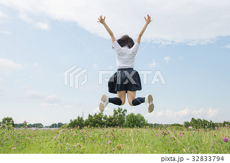 ジャンプする女子高校生の写真素材