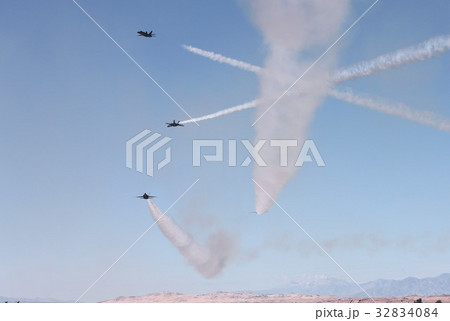 煙を引きながらアクロバット飛行する米海軍ブルーエンジェルスのF/A-18ホーネット戦闘攻撃機の編隊 32834084