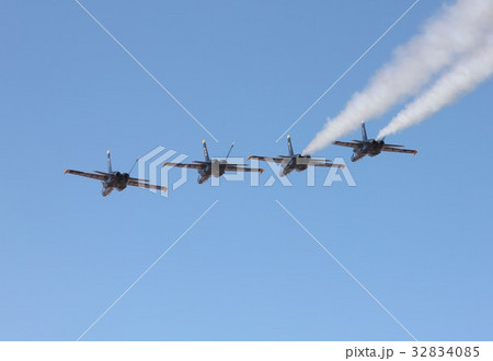煙を引きながらアクロバット飛行する米海軍ブルーエンジェルスのF/A-18ホーネット戦闘攻撃機の編隊 煙を引きながらアクロバット飛行する米海軍ブルーエンジェルスのF/A-18ホーネット戦闘攻撃機の編隊 32834085
