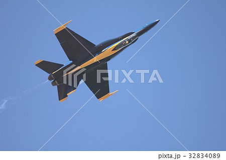 アクロバット飛行する米海軍ブルーエンジェルスのF/A-18Cホーネット戦闘攻撃機 32834089