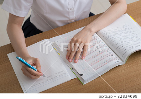 女子高校生　夏期講習 32834099