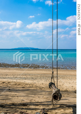 沖縄の海と手作りブランコ 沖縄の海と手作りブランコ 32834352