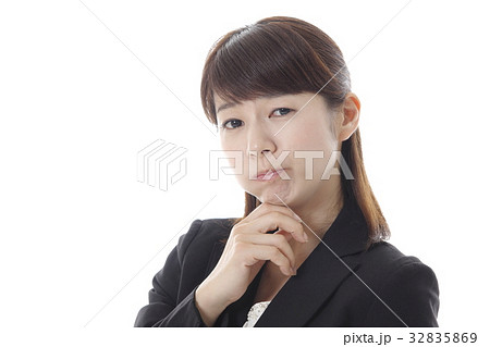 渋い表情のOLイメージ 32835869