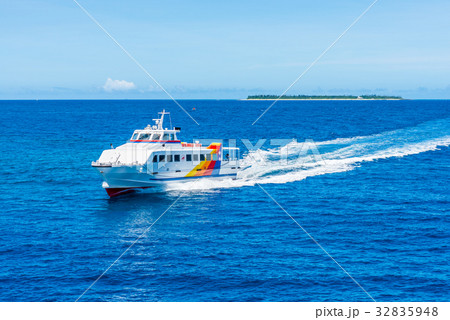 水納島と連絡船 32835948