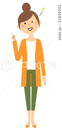 若い女性　ママ　指をさす 32836001