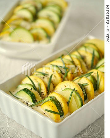 ズッキーニとジャガイモのフラン　火入れ前　 32836384