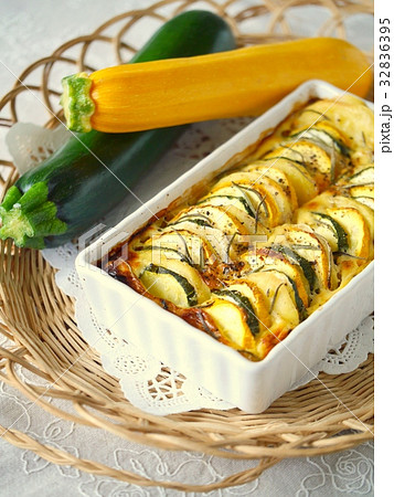 2色ズッキーニとジャガイモ、ローズマリーのフラン　　 32836395