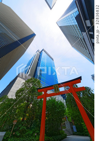 日本橋　福徳神社と周囲の高層ビル 32836832