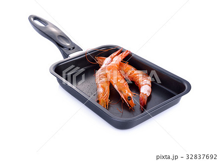 sweet Shrimps stretch boiled in pan on white 32837692