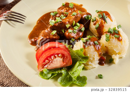 Goulash with boiled potatoes 32839515