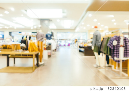 Abstract blur and defocused shopping mall center of department store 32840103