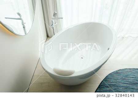 Beautiful luxury white bathtub Beautiful luxury white bathtub 32840143